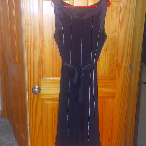 Sandra Darren Dresses & Skirts - WOW black&white piping knit comfy beautiful dress black satin at neck and arms